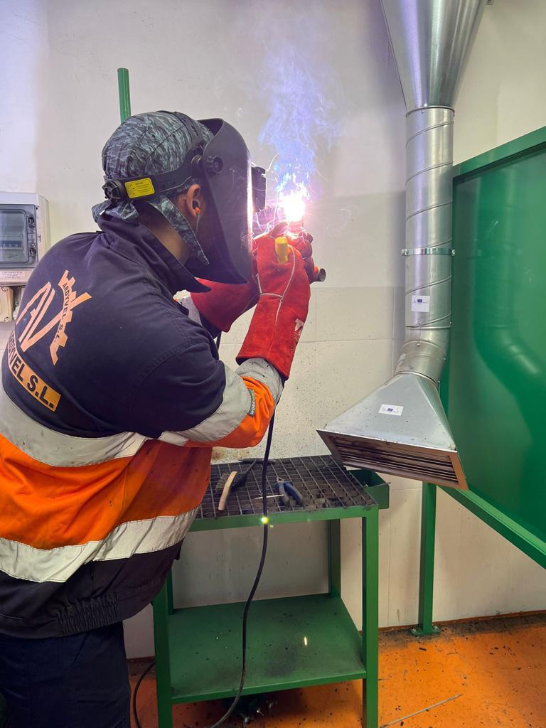 Imagen de uno de los alumnos de la FP Soldadura en el taller del centro realizando labores propias del módulo soldando